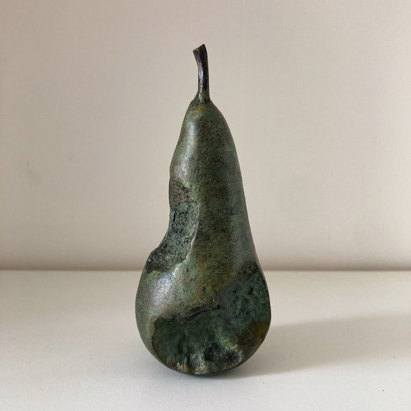 „Bitten Pear“-Skulptur aus Bronze