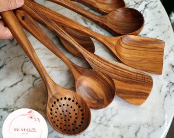 Set de spatules de cuisine pour la cuisine, spatule à long manche avec design antiadhésif, cuillères en bois uniques, ensemble de sept ustensiles de cuisine pour la maison