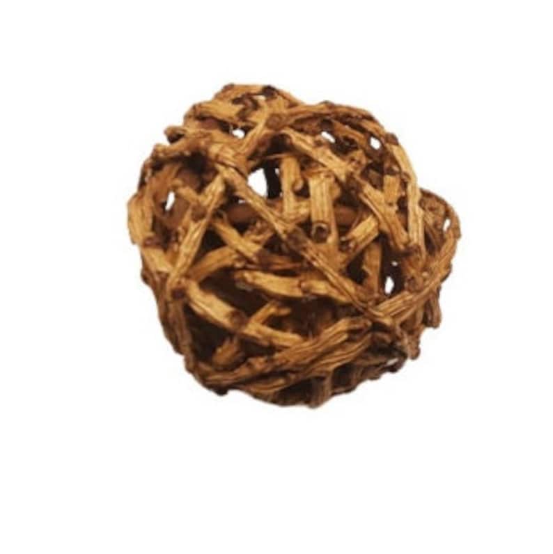 K&ouml;nnte beinhalten: Eine dekorative Kugel aus geflochtenen, hellbraunen Zweigen. Die Kugel hat ein offenes Design mit L&uuml;cken zwischen den ineinander verschlungenen Teilen. Das nat&uuml;rliche Material verleiht ihr ein rustikales, organisches Aussehen, geeignet f&uuml;r die Inneneinrichtung.