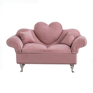 Puede incluir: Una taza de cerámica blanca con un asa negra y el texto "But First, Coffee" en negrita negra. La taza está sobre una superficie blanca. La taza mide aproximadamente 10 cm de alto.