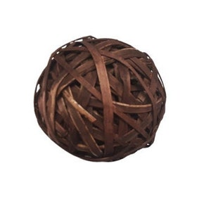 K&ouml;nnte beinhalten: Eine dekorative Kugel aus verflochtenen braunen Holzstreifen. Das kugelf&ouml;rmige Objekt hat eine strukturierte Oberfl&auml;che und eignet sich f&uuml;r die Inneneinrichtung. Das gewebte Design erzeugt eine nat&uuml;rliche, rustikale &Auml;sthetik.