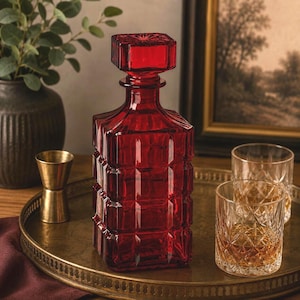 Decantador de whisky vintage de cristal rojo, con estampado de tablero de ajedrez en relieve, ideal para la decoración de bares.