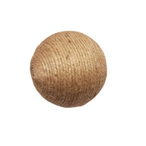 K&ouml;nnte beinhalten: Ein Ball aus eng gewicktem, naturfarbenem Garn. Das Garn ist spiralf&ouml;rmig gewickelt, wodurch eine strukturierte Oberfl&auml;che entsteht. Der Ball ist rund und scheint aus einer Naturfaser zu bestehen.