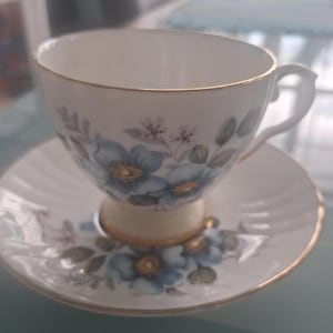 Vintage Royal Grafton Fine Bone China England Sprays of Blue & Pink Flowers Gold Rimmed No Chips Cracks Crazing Great Condition Pre Owned
