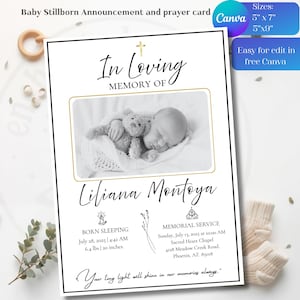 Puede incluir: Una tarjeta de anuncio de bebé nacido muerto en blanco y negro con el texto "In Loving Memory Of" y una foto de un bebé con un osito de peluche. La tarjeta incluye el nombre del bebé, detalles de nacimiento y servicio conmemorativo. La tarjeta mide 12,7 cm x 17,8 cm o 12,7 cm x 22,9 cm.