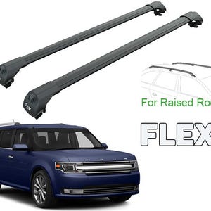 Op de afbeelding: Een zwart dakreksysteem ontworpen voor voertuigen met een verhoogd dak. Het rek is gemonteerd op een blauwe Ford Flex SUV. Het rek is gemaakt van metaal en heeft een strak, modern ontwerp. De tekst "FLEX" is zichtbaar op het voertuig.