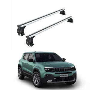 Op de afbeelding: Zilveren dakdragers met zwarte montagebeugels, afgebeeld boven een teal SUV. De dwarsbalken hebben een gestroomlijnd ontwerp, geschikt voor het vervoeren van bagage. De SUV heeft een eigentijdse, hoekige uitstraling.