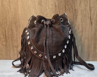 Sac à bandoulière en cuir suédé italien à franges : sac à main marron chocolat clouté