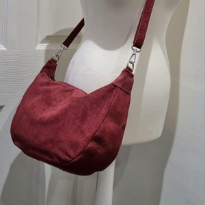 Große Halbmond Wildleder Burgunder Umhängetasche / Wildleder Umhängetasche Burgund / Abendtasche / Partytasche