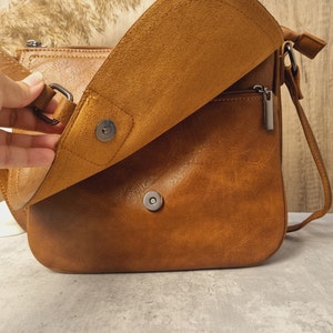 Vegan Leather Satchel Bag Tan Crossbody bag Shoulder Bag Brown Shoulder bag Brown Vegan Bag Unisex Crossbody bag Gifts for her Gifts for him zdjęcie 4