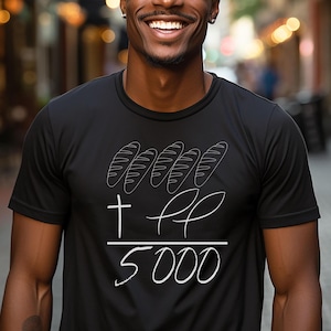 五つのパンと二匹の魚は5000に等しい ユニセックス トール Beefy-T® Tシャツ イエスの数学 群衆に食事を与える 聖餐 イエス 神 聖書 ギフト Tシャツ
