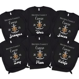 カスタムネーム ファミリークルーズ 2025 マッチングシャツ、ジャージーニット クルーズ スクワッド Tシャツ パーソナライズ ファミリー旅行シャツ、グループクルーズ フレンズシャツ
