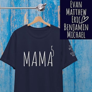 Pode incluir: Uma camiseta azul marinho com a palavra "MAMA" e o número "5" em texto branco. Os nomes Evan, Matthew, Eric, Benjamin e Michael estão escritos no lado direito da camiseta.