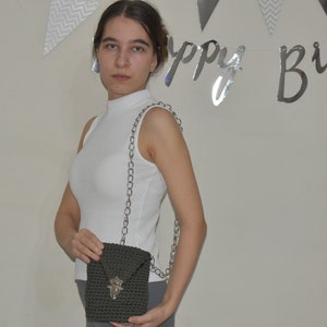 Bolso de teléfono de punto caqui con percha de cadena de metal, bolso de teléfono pequeño de punto, cierre de botón, percha de cadena de metal, bolso hecho a mano, bolso estampado de punto,