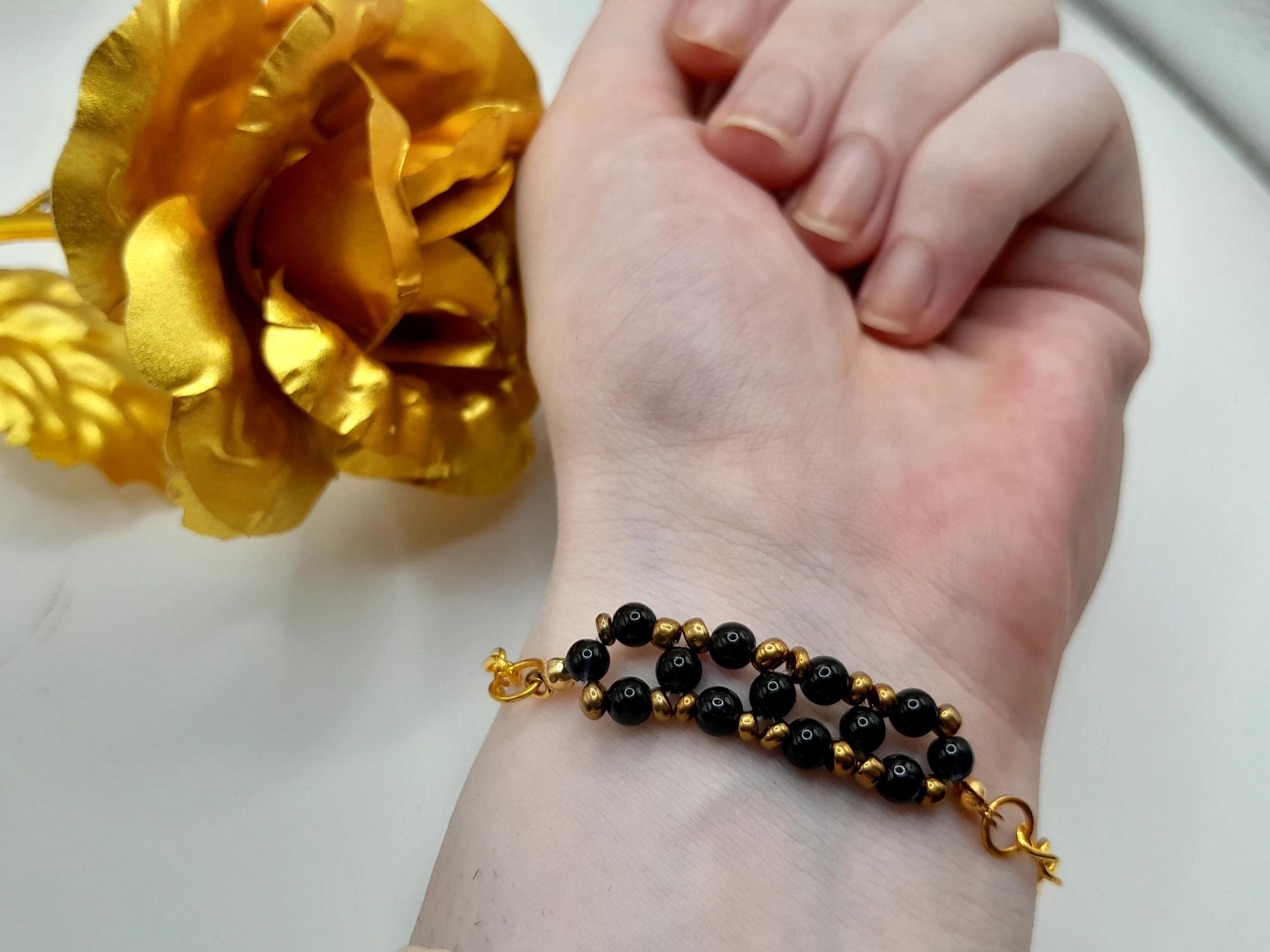 黒と金のビーズのレディースブレスレット | 美しい調節可能な 