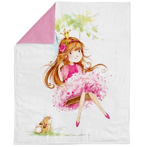 Puede incluir: Una ilustración de acuarela de una niña con el pelo largo y castaño que lleva un vestido rosa y una corona dorada, sentada en un columpio. Un pequeño conejo marrón está de pie en el suelo debajo del columpio.