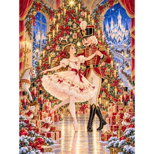 Puede incluir: Una ilustración festiva que muestra a una joven bailarina con un vestido color crema con volantes y lazos rojos bailando con un soldado cascanueces con uniforme rojo y dorado. La escena incluye un árbol de Navidad, regalos y un castillo.