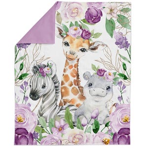 Bomullstygpanel med djungeldjur – giraff, flodhäst, zebra och lila blommor för babyfiltar