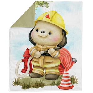 Può includere: Una coperta reversibile con un cane dei cartoni animati vestito da pompiere. Il cane indossa un casco e un'uniforme gialli, tenendo in mano un tubo. Sono visibili anche un idrante rosso, un avvolgitubo e un cono stradale. Lo sfondo ha un effetto acquerello.