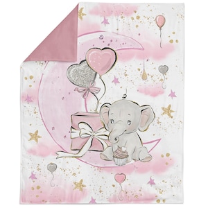 Puede incluir: Una manta para bebé con una ilustración caprichosa de un elefante gris sentado en una luna creciente rosa, sosteniendo una magdalena. Globos en forma de corazón rosas y plateados, una caja de regalo y estrellas decoran el fondo blanco. El reverso es rosa liso.