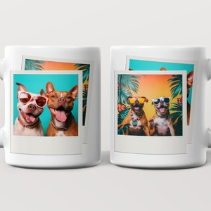 Könnte beinhalten: Zwei weiße Keramikbecher mit Bildern von Hunden, die Sonnenbrillen tragen. Ein Becher zeigt zwei Hunde mit rosa Sonnenbrillen vor blauem Hintergrund. Der andere Becher zeigt zwei Hunde mit gelben Sonnenbrillen vor tropischem Hintergrund.