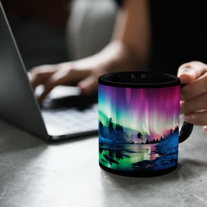11 Unzen Aurora Borealis Kaffeetasse – Ein einzigartiges Geschenk, das die leuchtenden Farben des Polarnachthimmels in der Schönheit der Nordlichter einfängt