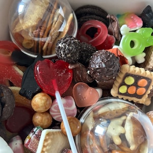 Snack boxes, sweets as gifts, candy skewers, souvenirs, giveaways