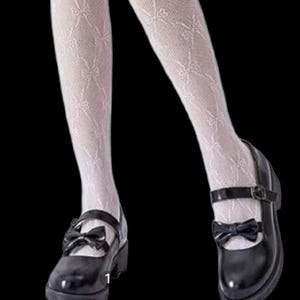 Un paio di collant bianchi con motivo a nodo, Collezione Vendôme, French Gambettes