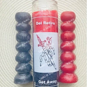 Könnte beinhalten: Drei Kerzen, zwei rote und eine schwarze, mit dem Text "Candle of Secrets" auf jeder. Die schwarze Kerze hat ein Etikett mit der Aufschrift "Get Away". Die rote Kerze hat ein Etikett mit der Aufschrift "Del Retiro" und eine Grafik eines Schwertes.