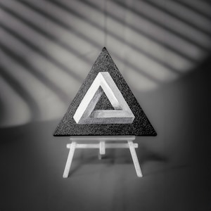 Impossible Object | Optical Illusion | Penrose Triangle | Geometric Shapes | DARK | Original | Stretched canvas | 3D printed tabletop easel