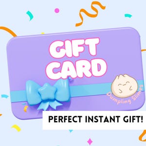 Può includere: Una carta regalo viola con un fiocco blu e il testo "GIFT CARD" in bianco. La carta presenta un cartone animato di un gnocchetto con il testo "Dumpling Slimes" su di esso. Il testo "PERFECT INSTANT GIFT!" è in fondo alla carta.