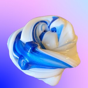 Op de afbeelding: Blauwe en witte slijm met een swirl-patroon. De slijm is zacht en kleverig en ziet eruit alsof het leuk is om mee te spelen.