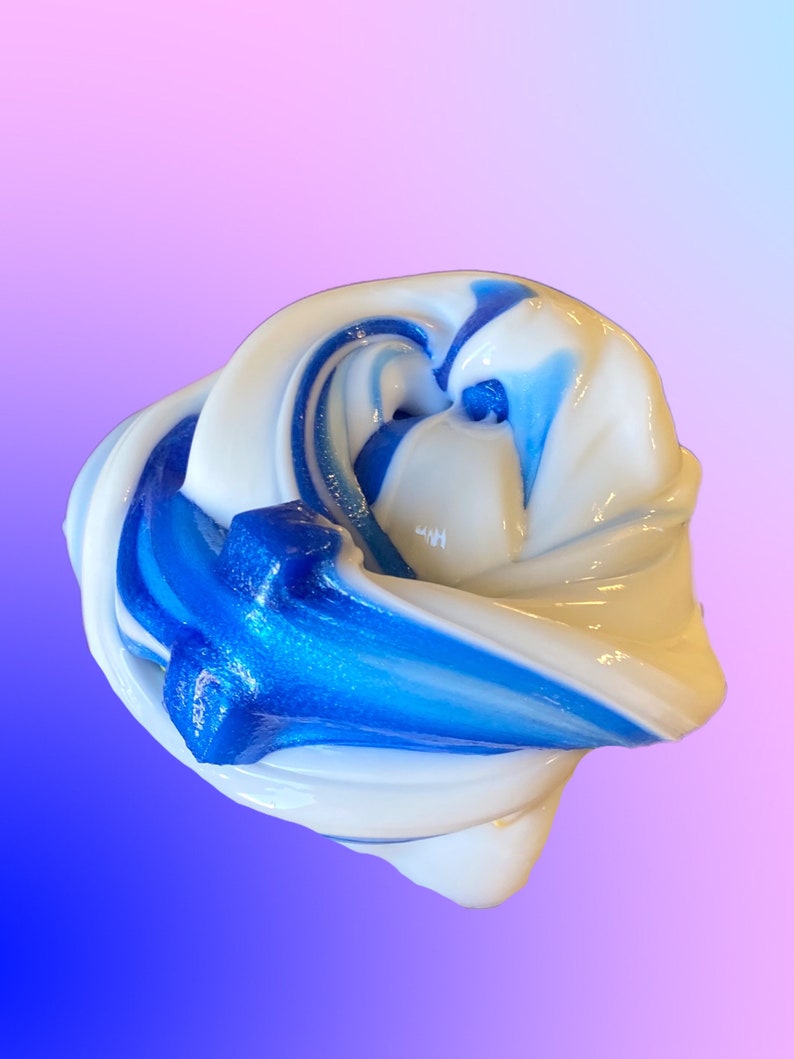 Op de afbeelding: Blauwe en witte slijm met een swirl-patroon. De slijm is zacht en kleverig en ziet eruit alsof het leuk is om mee te spelen.