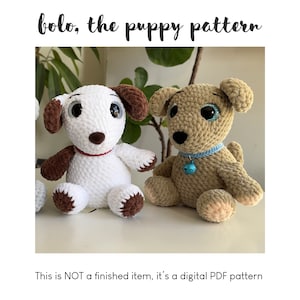 Puede incluir: Dos juguetes de amigurumi de cachorro tejidos a crochet, uno blanco con detalles marrones y otro marrón con detalles azules. Los juguetes tienen ojos grandes y están sentados sobre una superficie blanca. El texto "bolo, the puppy pattern" está en la parte superior de la imagen. El texto "This is NOT a finished item, it's a digital PDF pattern" está en la parte inferior de la imagen.