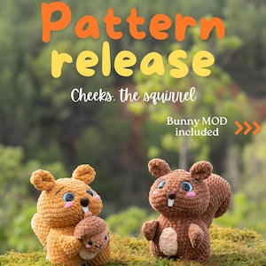 Puede incluir: Dos peluches de ardilla de crochet marrón con ojos grandes y un diente blanco. Los peluches están sentados en un lecho de musgo verde. El texto "Pattern release" y "Cheeks. the squirrel" está por encima de los peluches. El texto "Bunny MOD included" está debajo de los peluches.