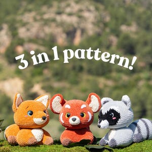 Puede incluir: Tres juguetes de animales de ganchillo: un zorro, un panda rojo y un mapache, cada uno con rasgos y colores distintos. El zorro es naranja, el panda rojo es rojo y el mapache es gris y blanco. El texto dice "3 in 1 pattern!"