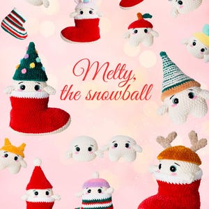 Puede incluir: Una colección de bolas de nieve de ganchillo con varios sombreros y accesorios, incluyendo un árbol de Navidad y un cuerno de unicornio. El texto "Melty, the snowball" se muestra en cursiva sobre un fondo rosa.