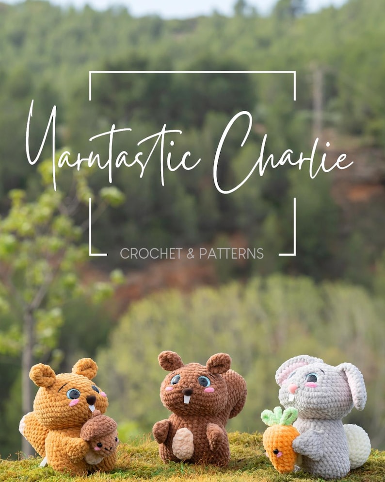 Puede incluir: Tres animales de peluche tejidos a crochet: una ardilla marr&oacute;n sosteniendo un hongo, una ardilla marr&oacute;n sosteniendo una bellota y un conejito gris sosteniendo una zanahoria. Los animales est&aacute;n sentados en un lecho de musgo verde. El texto "YarnTastic Charlie CROCHET & PATTERNS" se muestra en un marco blanco.
