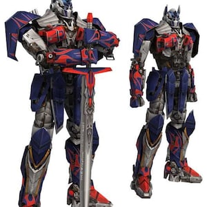 Könnte beinhalten: Ein blauer und roter Roboter mit einem Schwert. Der Roboter hat eine metallische Oberfläche und steht in Kampfstellung. Der Roboter ist eine beliebte Figur aus der Transformers-Reihe.