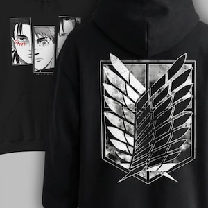 Może przedstawiać: Czarna bluza z kapturem z portretami postaci w stylu anime z przodu i białym i szarym emblematem z tyłu. Przód przedstawia trzy twarze w czerni i bieli, a tył szczegółowy wzór skrzydeł w tarczy.