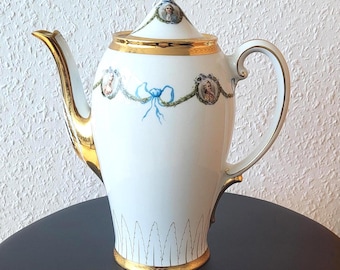 KPM, cafetière en porcelaine de Berlin, rubans bleus, guirlande de verdure, décor doré, peinte à la main, début du XXe siècle.  Style rococo Forme 815/0