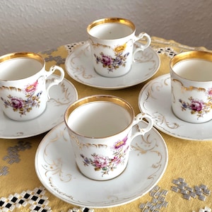 Juego de cinco tazas de café expreso y cuatro platillos de porcelana Hutschenreuther, pintados a mano - Baviera, década de 1895