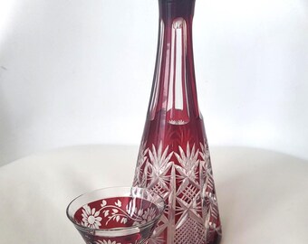 Decanter in cristallo WMF Cristal Cabinet/ Rosso Borgogna con incisioni geometriche e vegetali. Decanter con tappo e bicchierino.