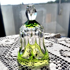 Campana in vetro pressato verde chiaro la campana è decorata con lati diversi