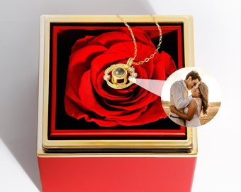 Collar de proyección fotográfica con caja de rosa eterna • Rosa real preservada • Collar de proyección con piedras de circonita • El mejor regalo para ella