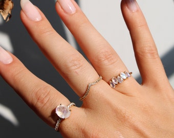 Bague en forme de triangle pavé avec de vraies topazes blanches | Or 18 carats et argent sterling 925 | Meilleur cadeau pour elle, coffret cadeau inclus