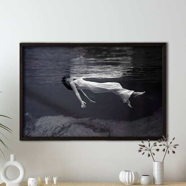 Frau Schwimmende Unterwasser Poster Leinwand, Toni Frissell Fotografie, 1940er Jahre Vintage, Vintage Foto Fine Art Print, schwarz weiß, Home Decor