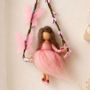ニードルフェルトで作られたピンクの妖精人形がブランコに乗っています - ウォルドルフ教育にインスパイアされた子供部屋のモビール、風変わりな吊り下げ飾り、女の子への手作りギフト