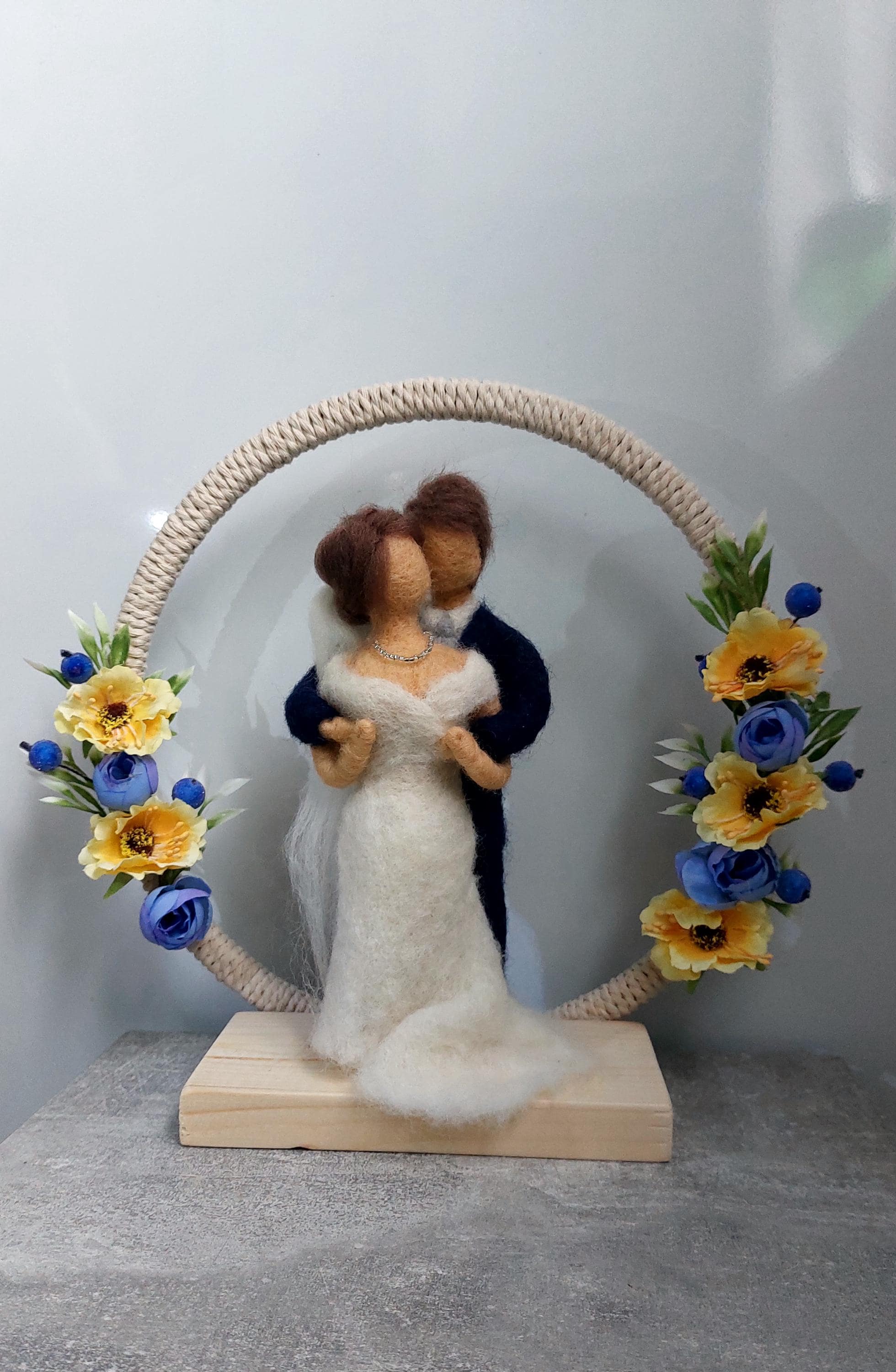 Personalized Bride and Groom Wedding Gift - Newlyweds Needle Felted Figure - Custom Wedding Gift in Vintage Style