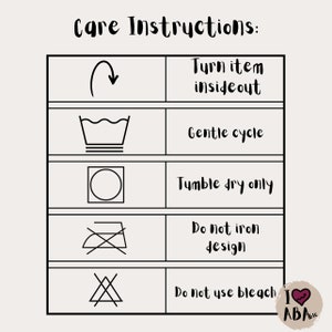 Puede incluir: Gr&aacute;fico de instrucciones de cuidado con texto negro sobre fondo beige claro. Las instrucciones incluyen: voltear la prenda, ciclo suave, secar en secadora, no planchar el dise&ntilde;o y no usar lej&iacute;a.